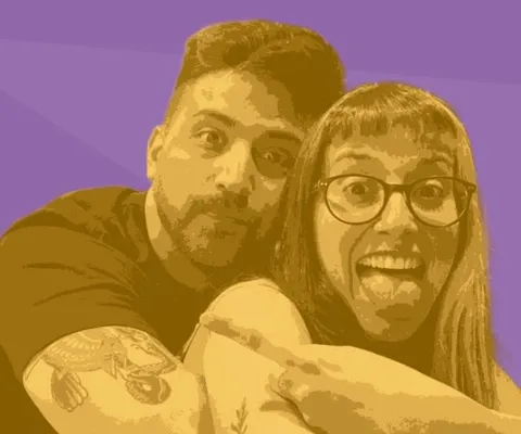 Víctor y Dana, los fundadores de Burger Couple, abrazados y haciendo caras